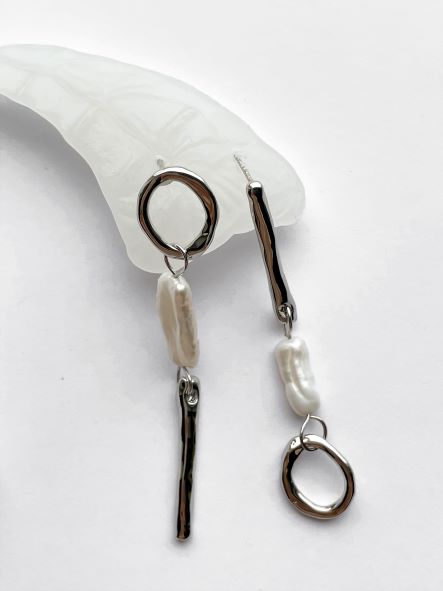 картинка Асимметричные серьги с вставками из жемчуга