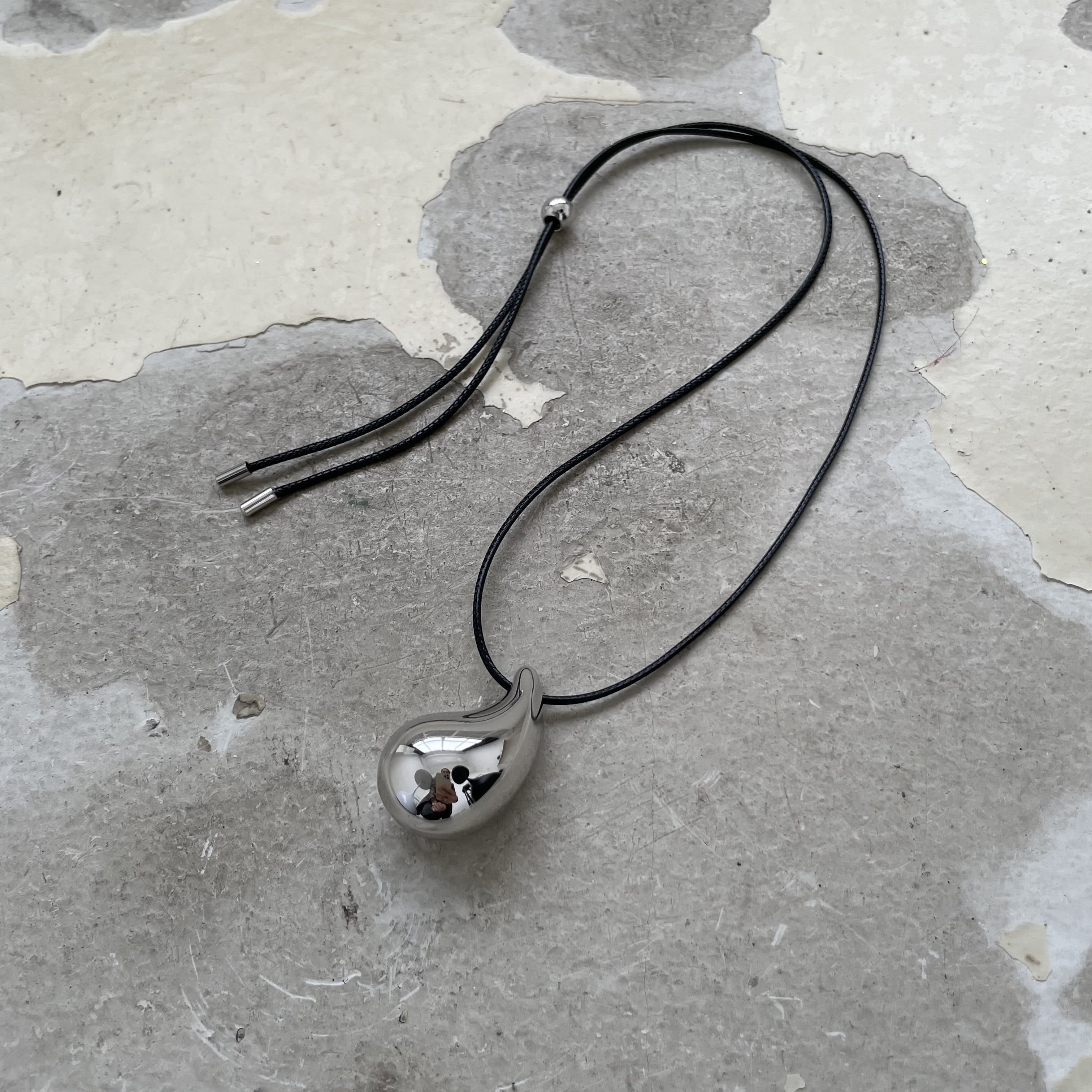 картинка Кулон на шнурке "Silver drop"