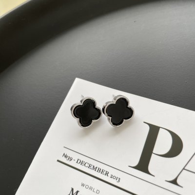 картинка Серьги  "Black clover"