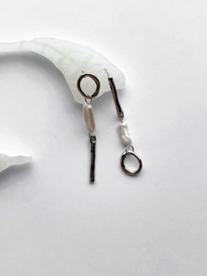 картинка Асимметричные серьги с вставками из жемчуга