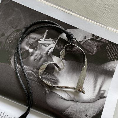 картинка Кулон на шнурке "Big silver heart"